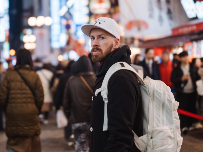 Jesper Björkell poseeraamassa kaupungin vilinässä