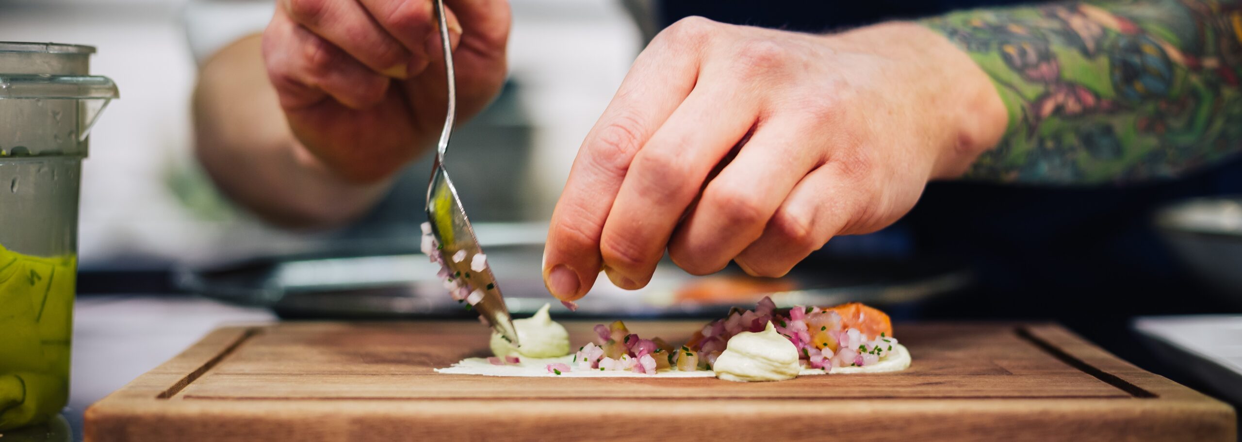 Ravintola Nokka, kokin kädet valmistamassa annosta